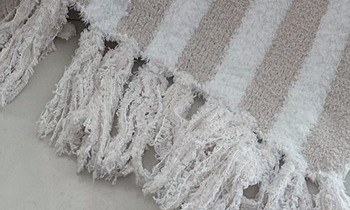 feather yarn blanket edge
