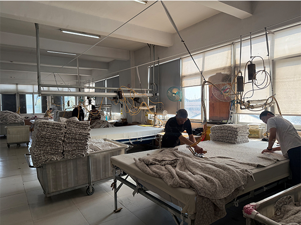 China feather yarn blanket supplier